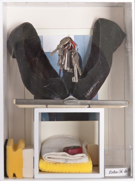 "Die Schuhe der Putzfrauen"
Schuhe- auf Papiertraeger- mit Bananenschalen bearbeitet,Putzutenzilien,Uhr,Foto.
2010
Preis auf Anfrage
